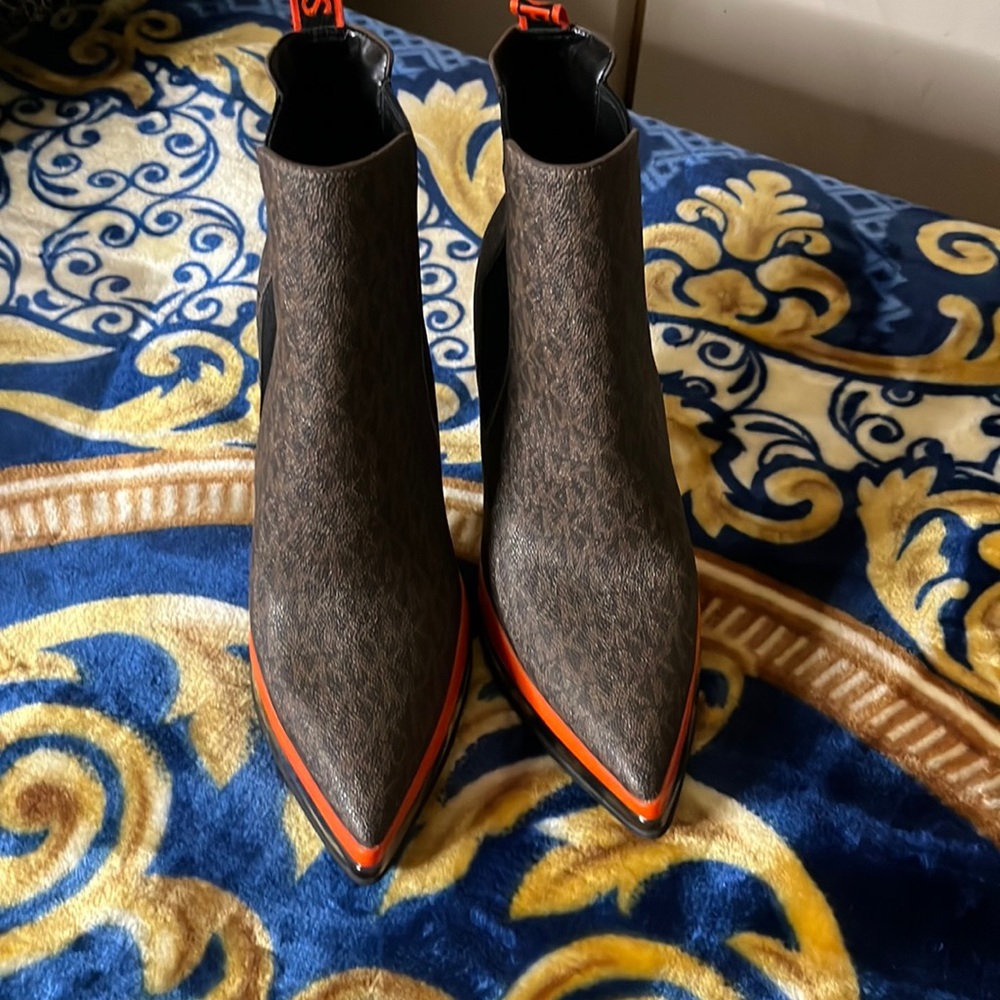 NWOT Michael Kors Pointy Stiletto Shoes Size 9 Super Cute ..4inch Heel